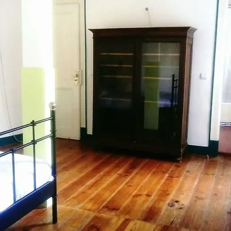 Проживание в семье Martim Moniz Private With Courtyard