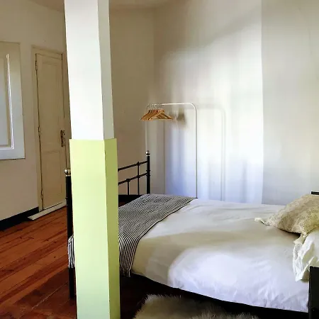 Martim Moniz Private With Courtyard Проживание в семье