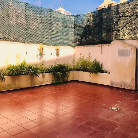Проживание в семье Martim Moniz Private With Courtyard