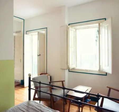 Martim Moniz Private With Courtyard Проживание в семье